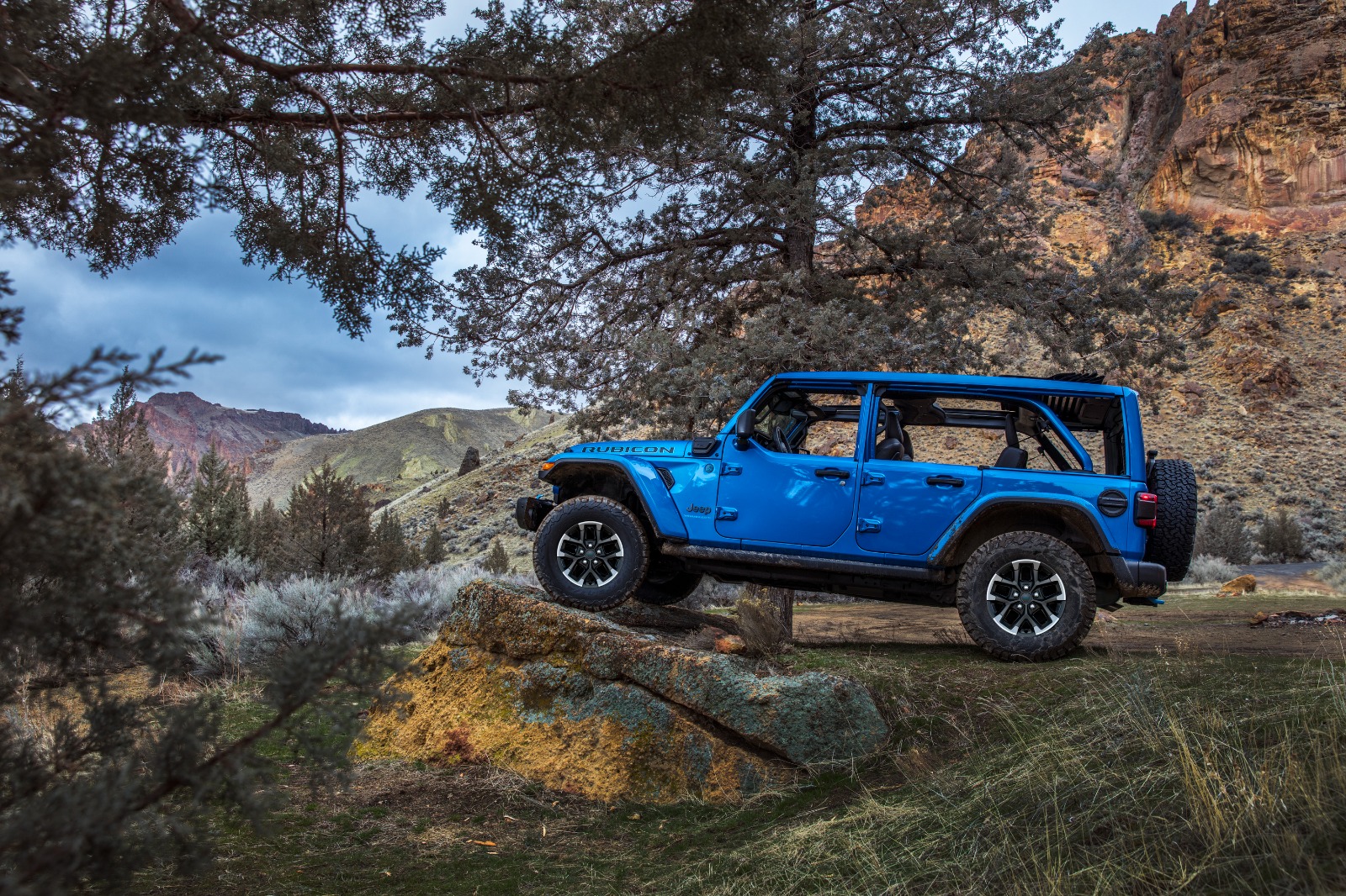 2025 Jeep® Wrangler and Wrangler 4xe: Off-Road and Hybrid Power | Auto Trader UAE