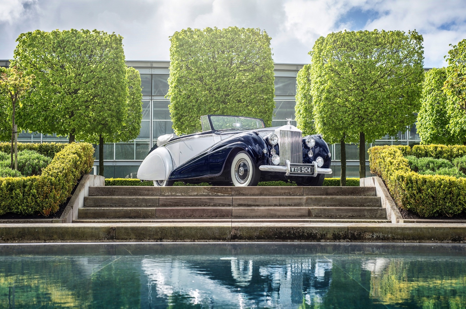 Explore the Rolls-Royce Silver Dawn: The Iconic 1940s Luxury Sedan | Auto Trader UAE
