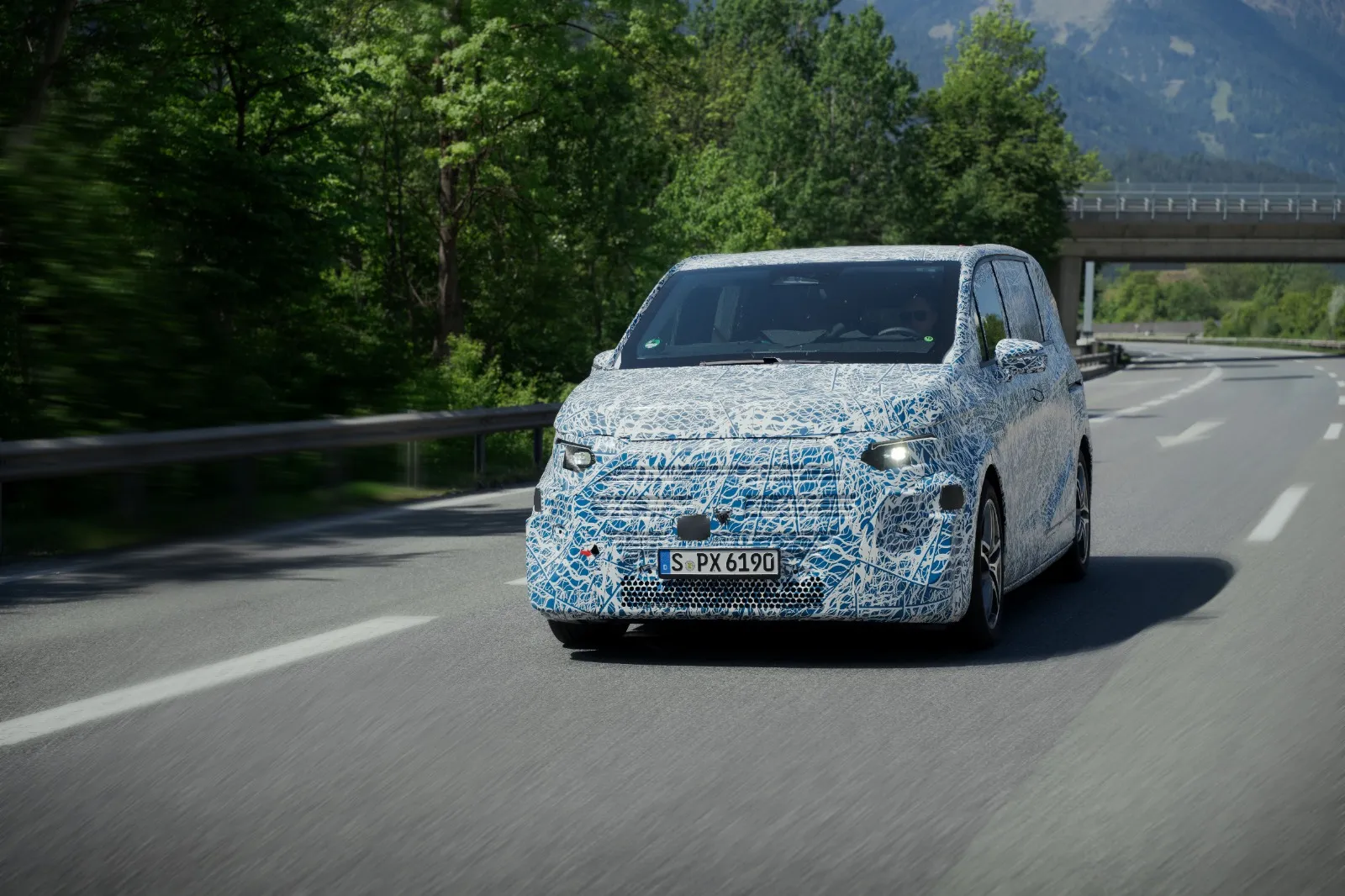 Mercedes-Benz VLE Passes Long-Distance Test to Rome with Impressive Efficiency | Auto Trader UAE