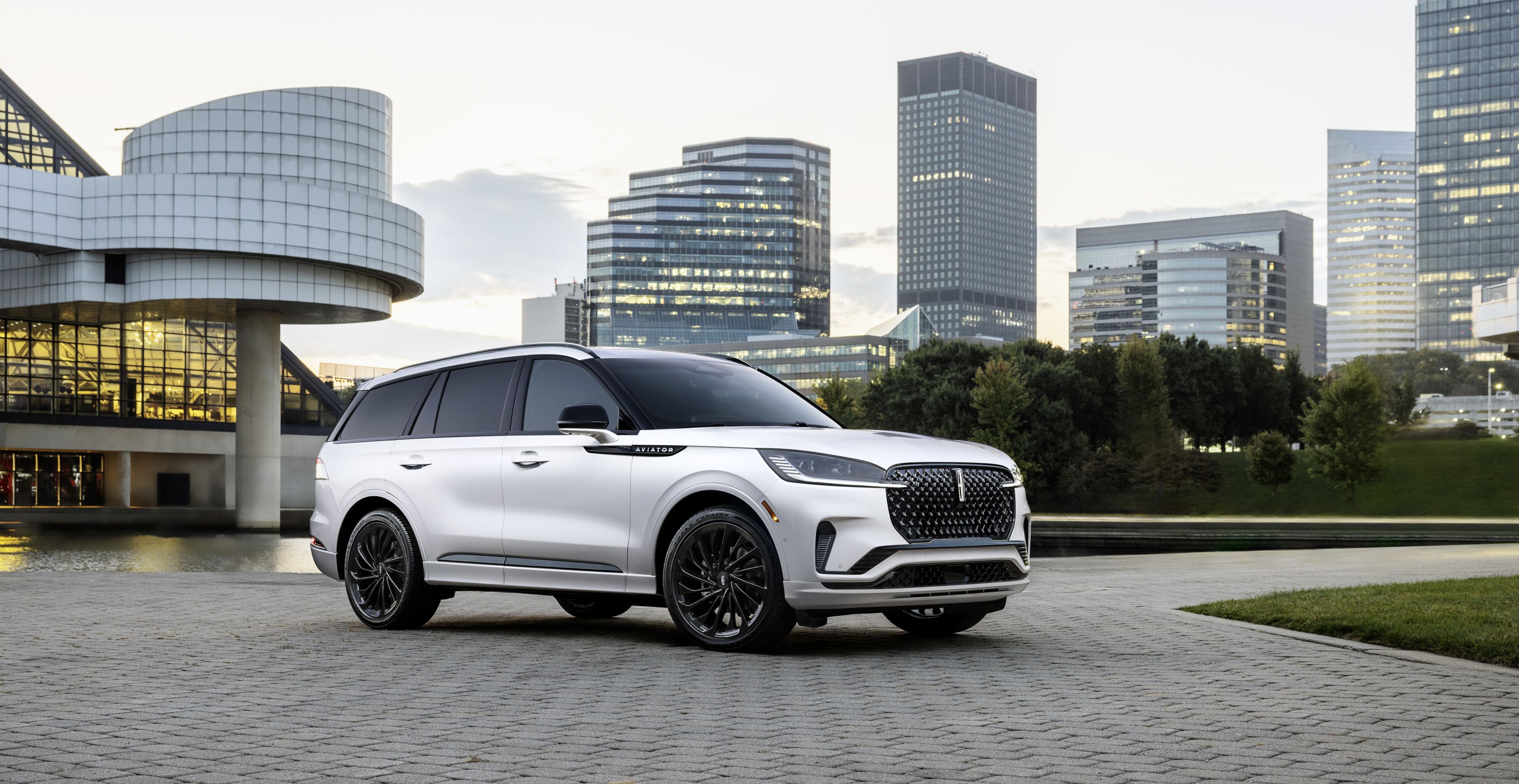 Elegance Meets Technology in the All-New Lincoln Aviator  | Auto Trader UAE