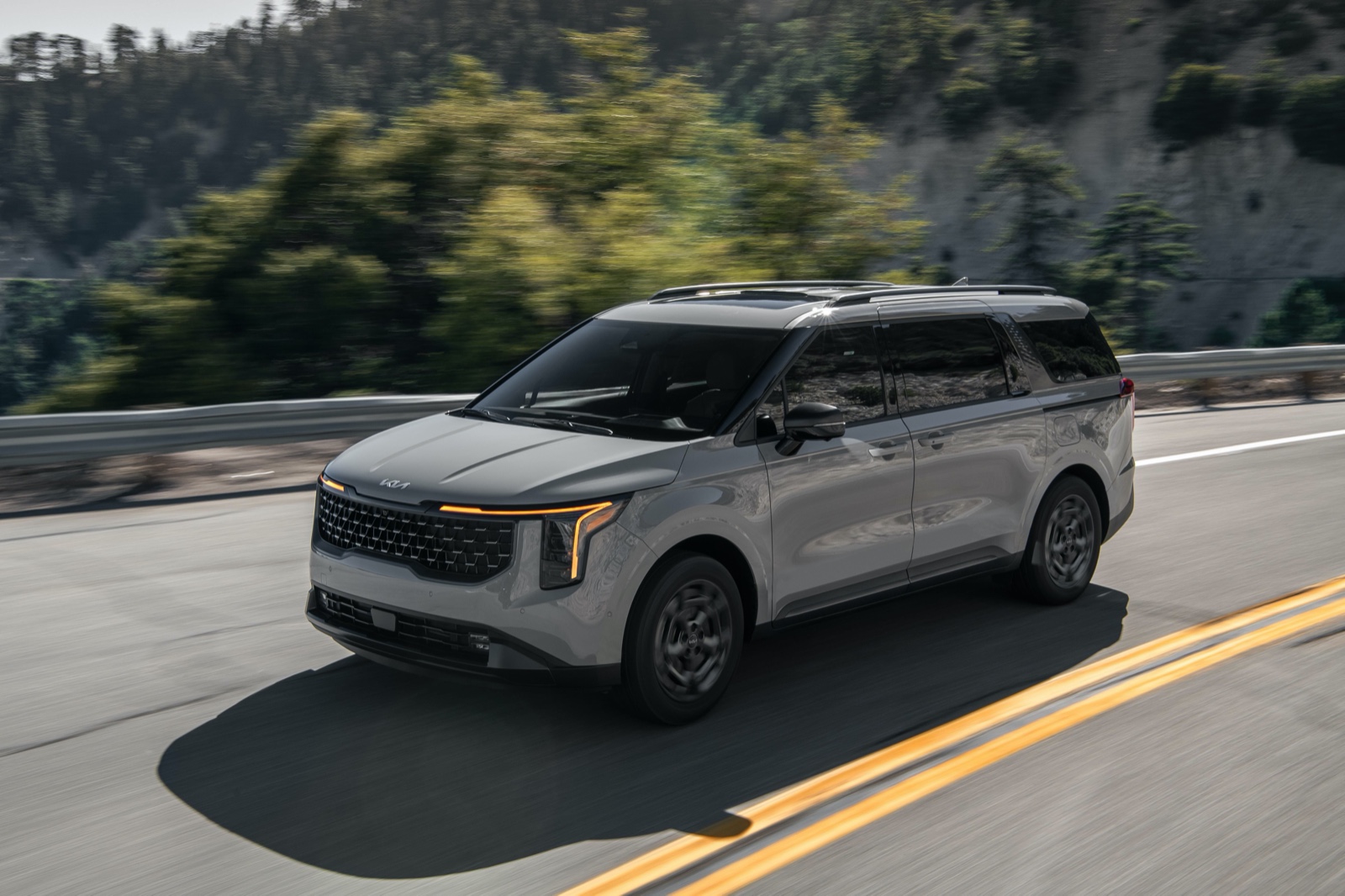 2025 Kia Carnival: Redefining Multi-Purpose Driving with Hybrid Power | Auto Trader UAE