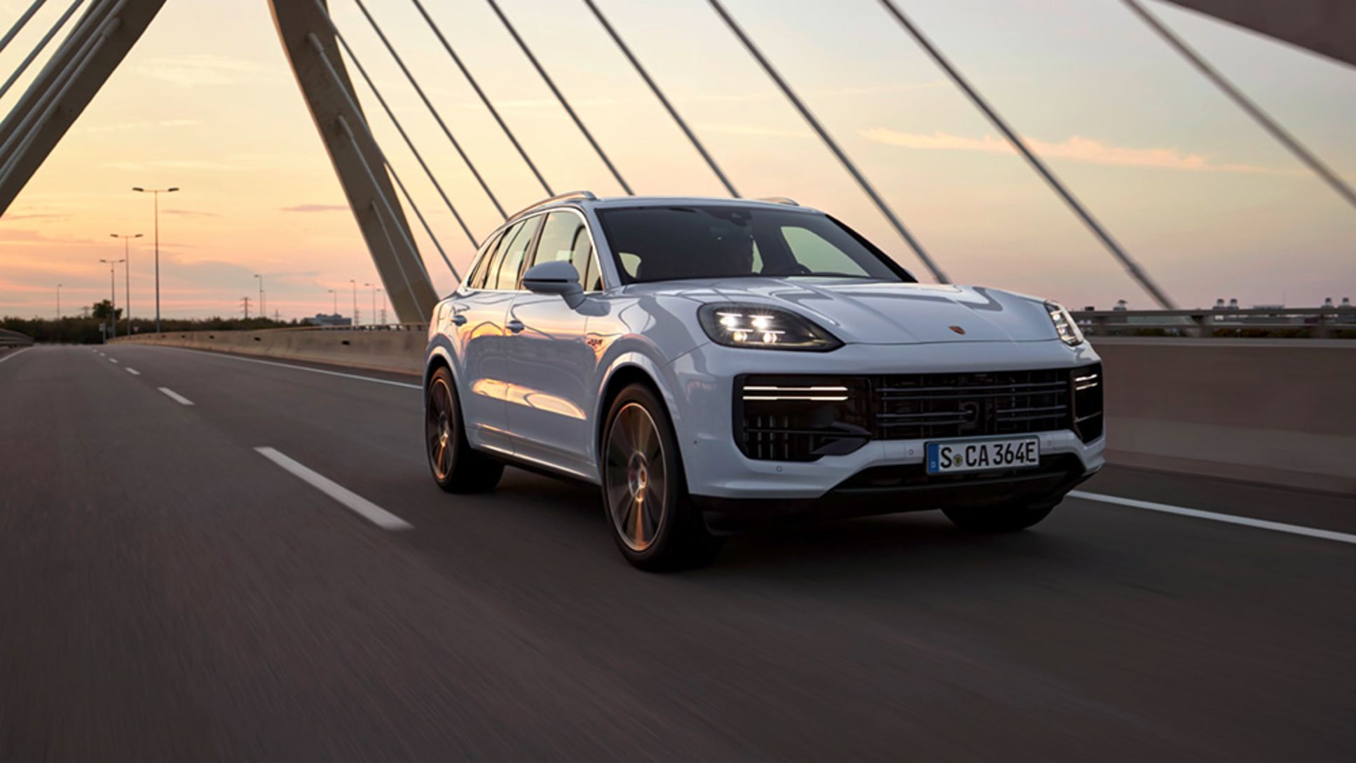 Electrifying Powerhouse with 2024 Porsche Cayenne S E-Hybrid | Auto Trader UAE
