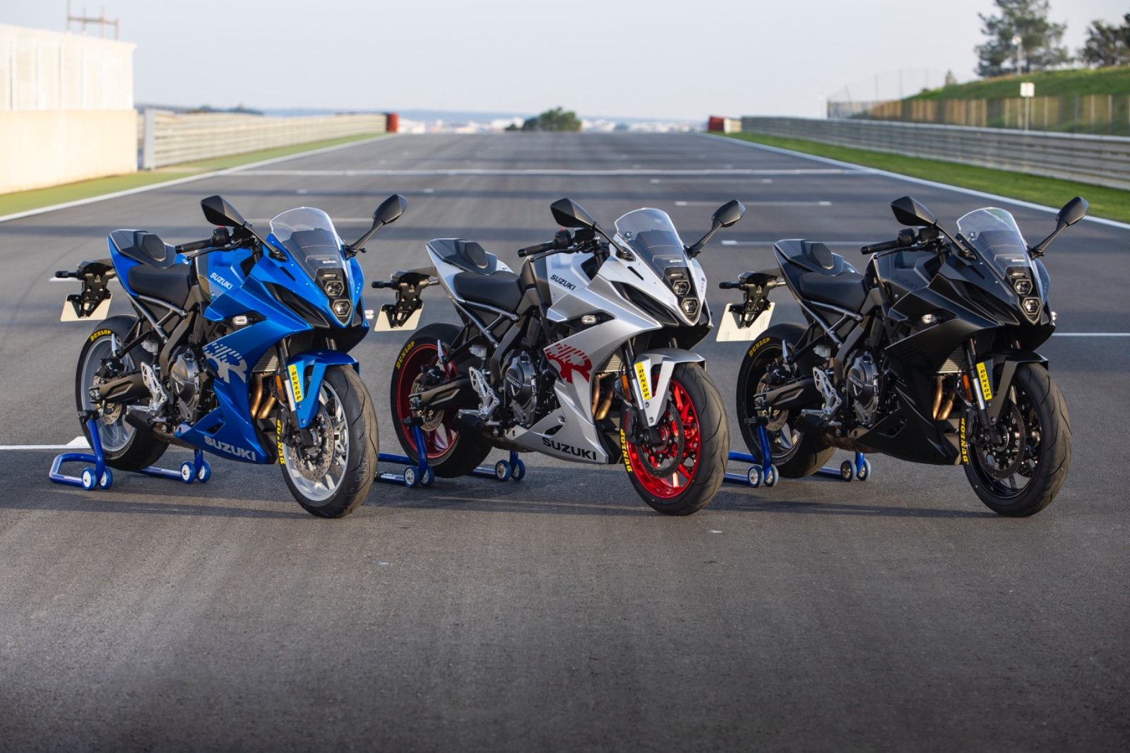 Suzuki GSX-8R Named Sportsbike of the Year by MCN | Auto Trader UAE