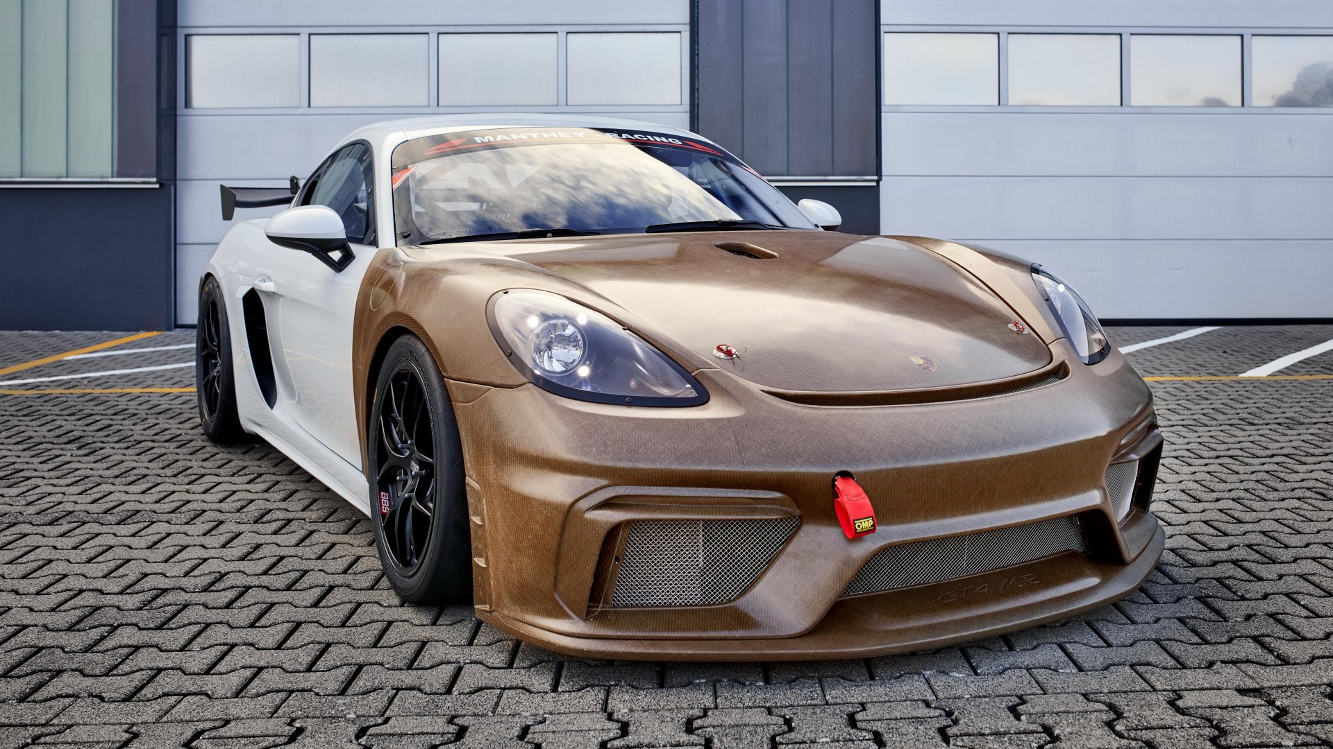 Porsche 718 Cayman GT4 RS Clubsport: A Racing Icon | Auto Trader UAE