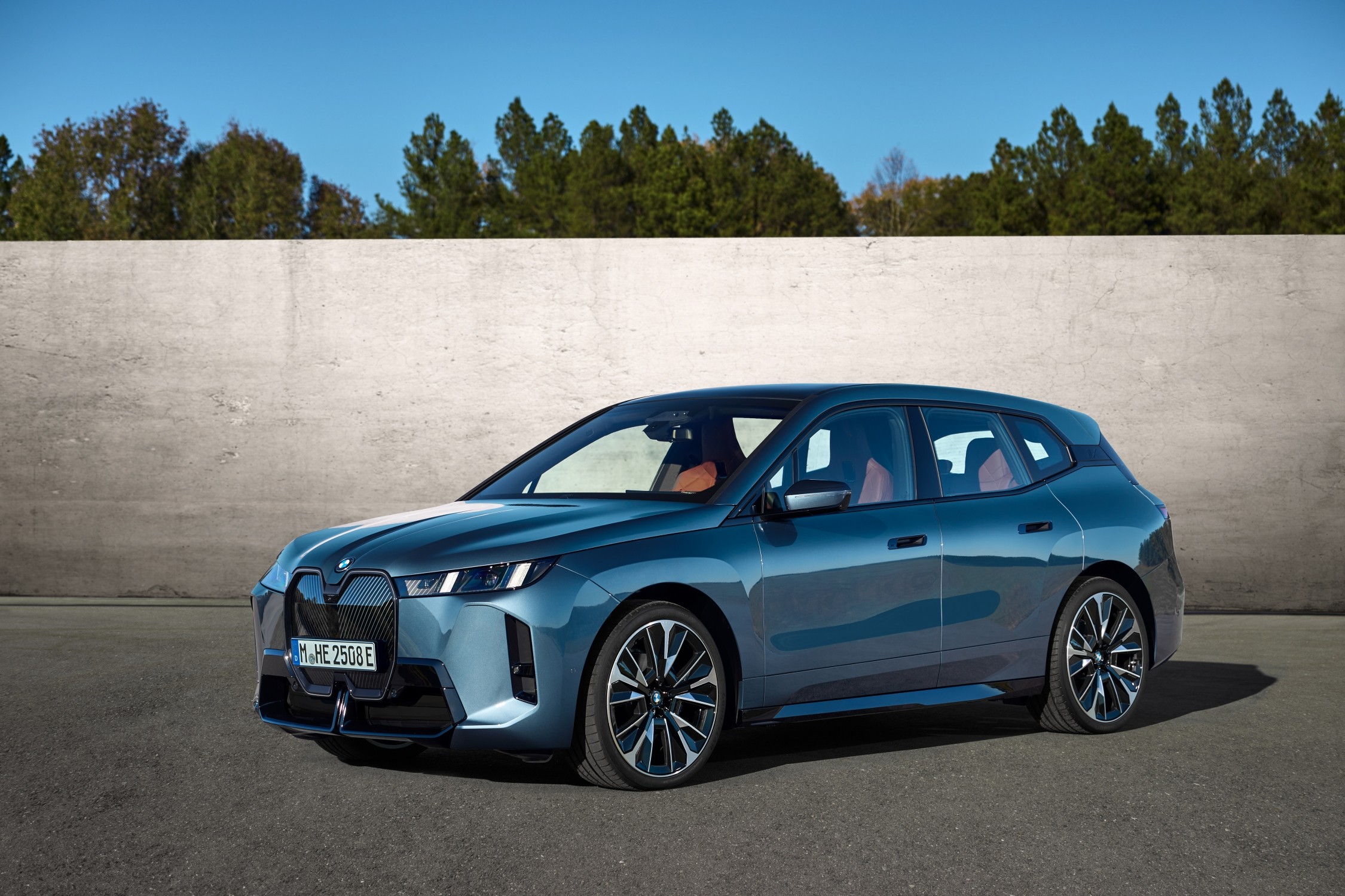 The New BMW iX: Luxury, Performance & Extended Range | Auto Trader UAE