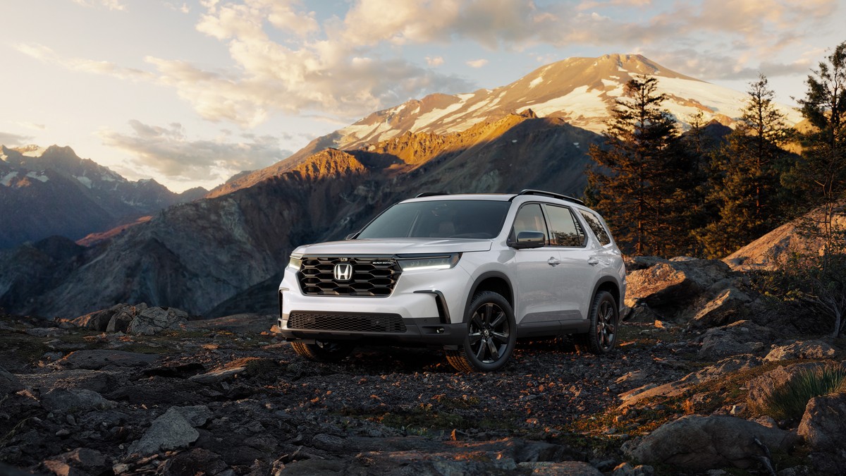 Thrilling 2025 Honda Pilot Black Edition and TrailSport | Auto Trader UAE