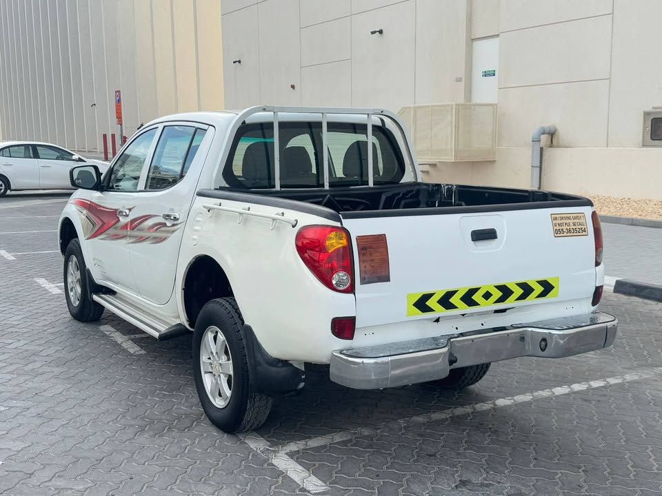 2013 ميتسوبيشي أل٢٠٠ double-cab