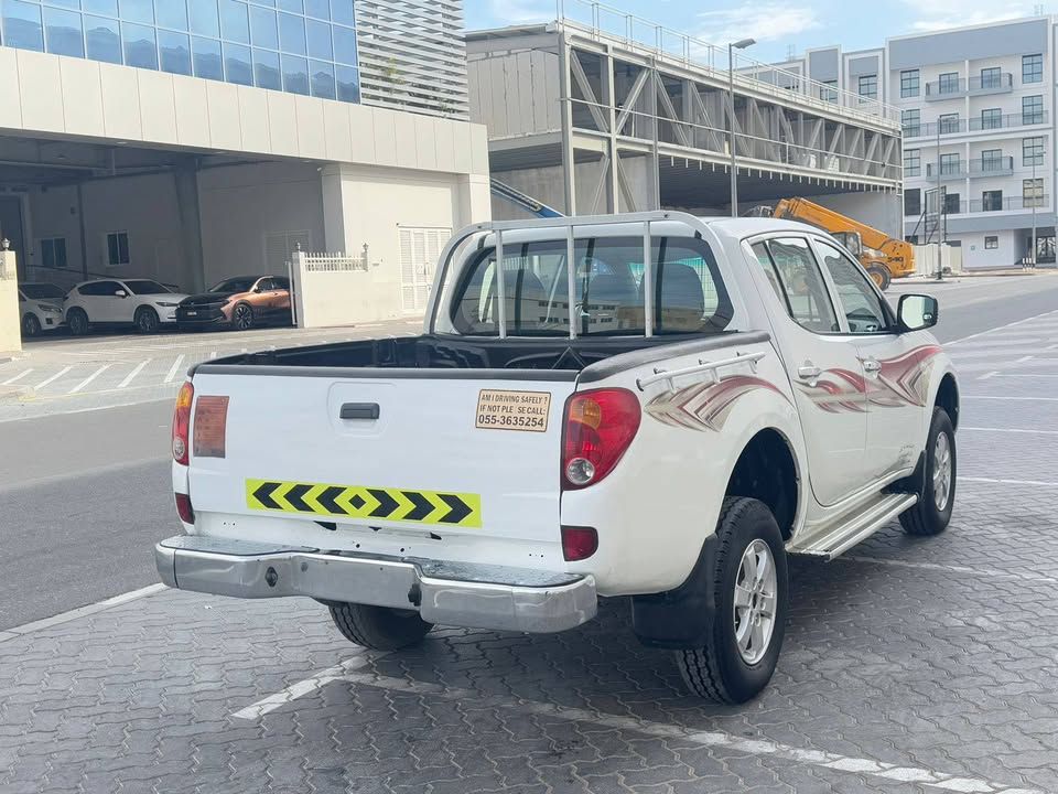 2013 ميتسوبيشي أل٢٠٠ double-cab