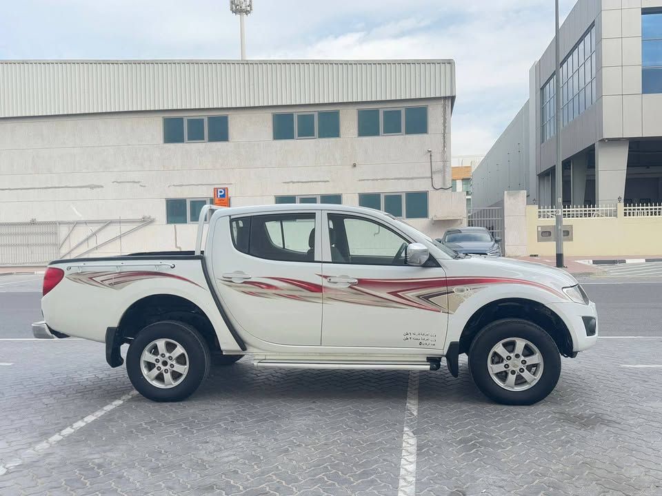 2013 ميتسوبيشي أل٢٠٠ double-cab