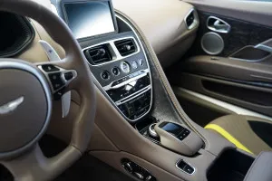 2020 استون مارتن دي بي ١١ AMR Coupe