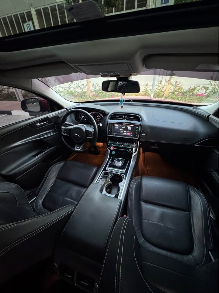 2016 جاكوار اكس اي Prestige