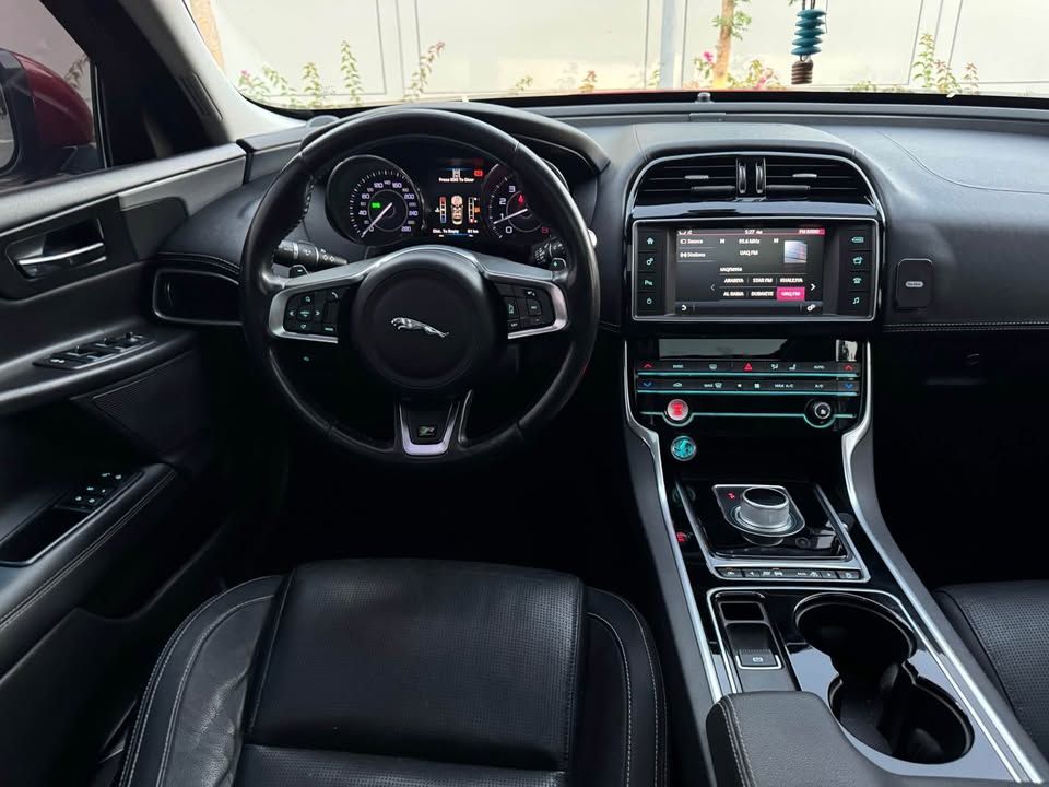 2016 جاكوار اكس اي Prestige