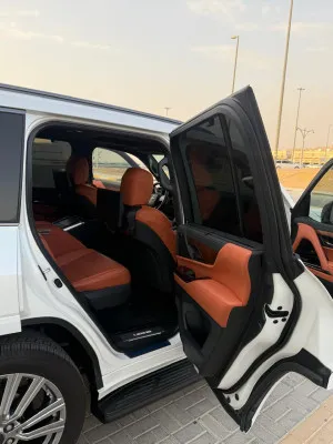 2024 لكزس ال اكس ٦٠٠