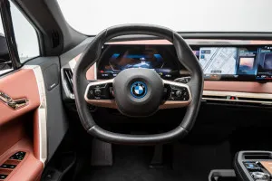 2023 بي أم دابليو اي اكس ام ٦٠
