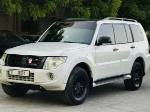 2013 ميتسوبيشي باجيرو Signature Edition