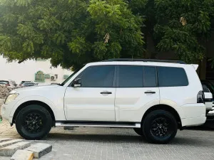 2013 ميتسوبيشي باجيرو Signature Edition