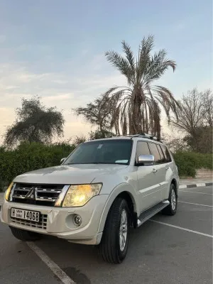 2012 ميتسوبيشي باجيرو GLS