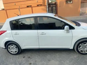 2013 نيسان تيدا Hatch