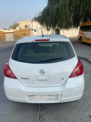 2013 نيسان تيدا Hatch