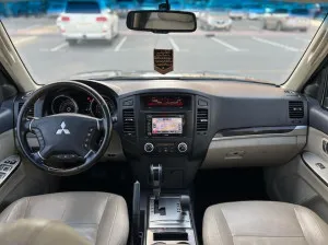 2013 ميتسوبيشي باجيرو Signature Edition