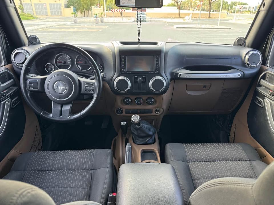 2011 جييب رانجلر Sahara Altitude