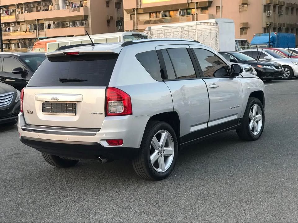 2012 جييب كومباس Latitude LUX