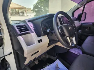 2021 تويوتا هياس Commuter