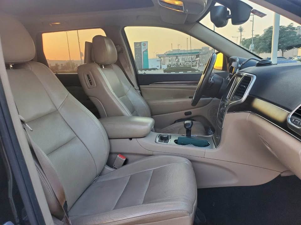 2015 جييب جراند شيروكي Laredo E