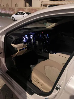 2019 Toyota Camry Hybrid SE