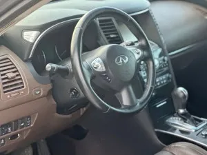 2017 إنفينيتي كيو آكس٧٠ V8
