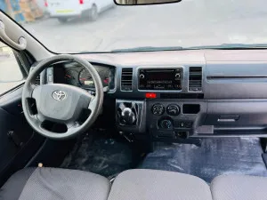 2015 تويوتا هياس Commuter