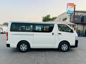 2015 تويوتا هياس Commuter
