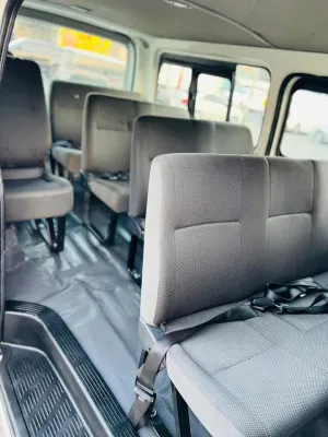 2015 تويوتا هياس Commuter
