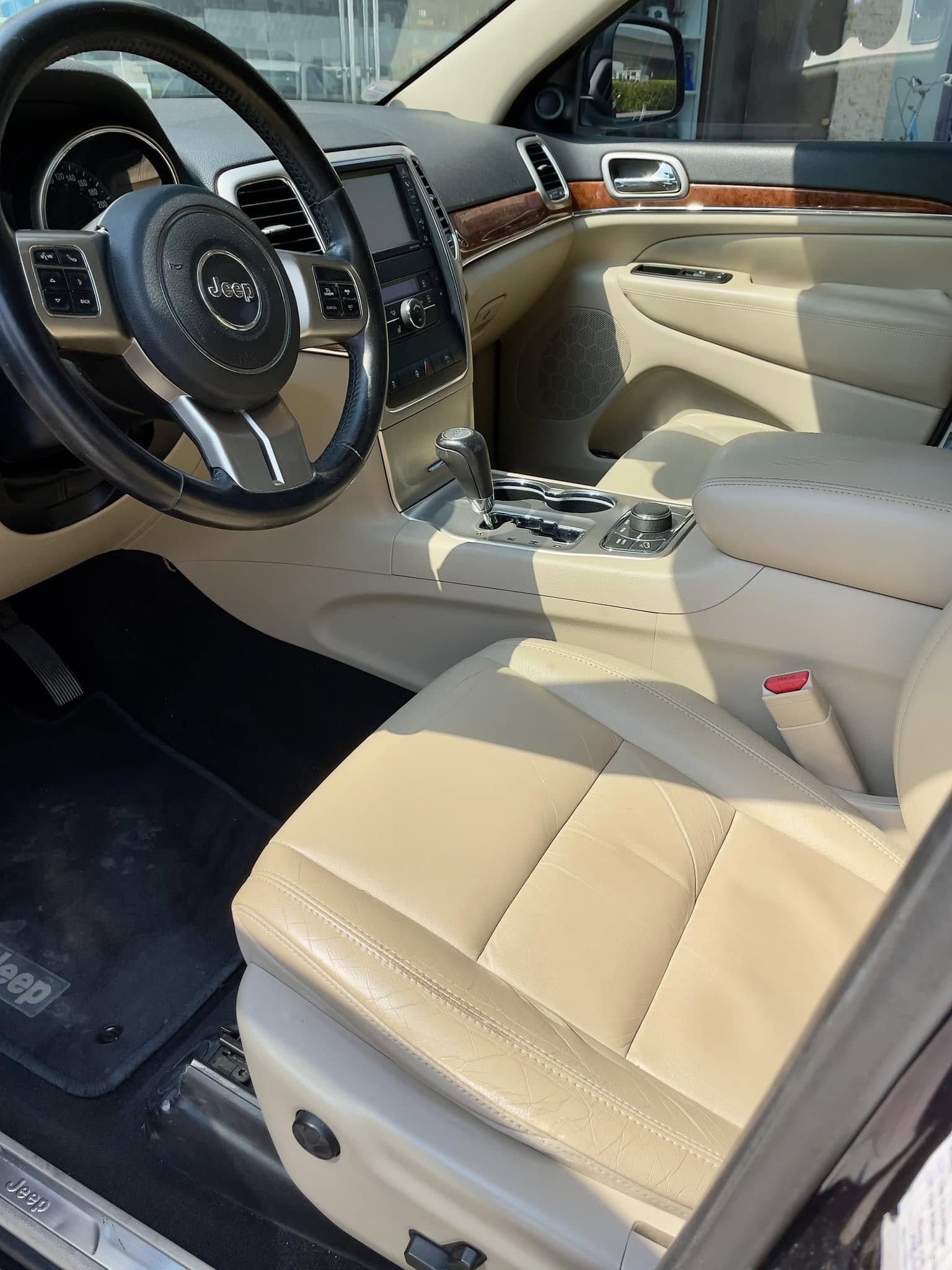 2011 جييب جراند شيروكي Laredo E