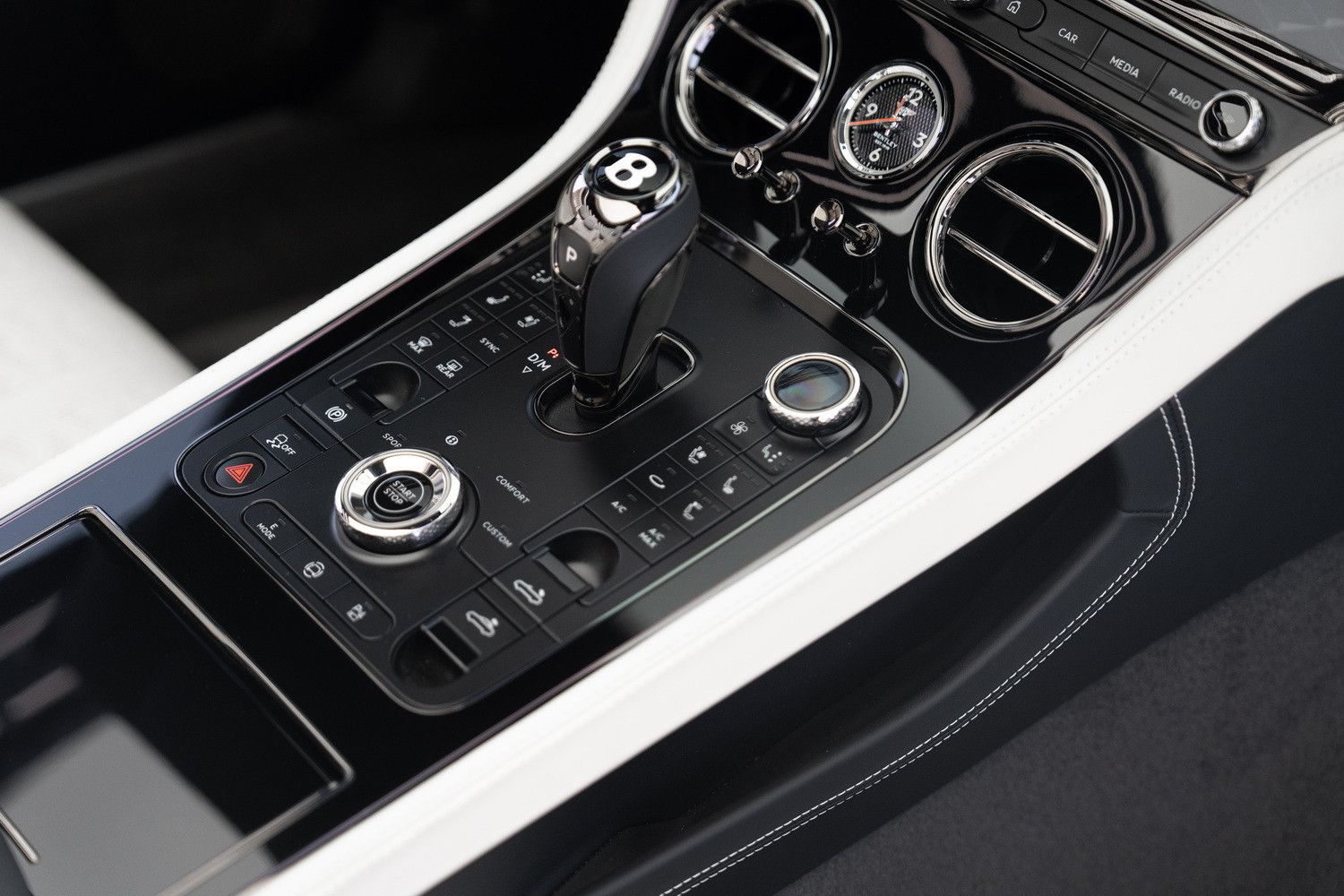 2025 بنتلي كونتيننتال GTC V8