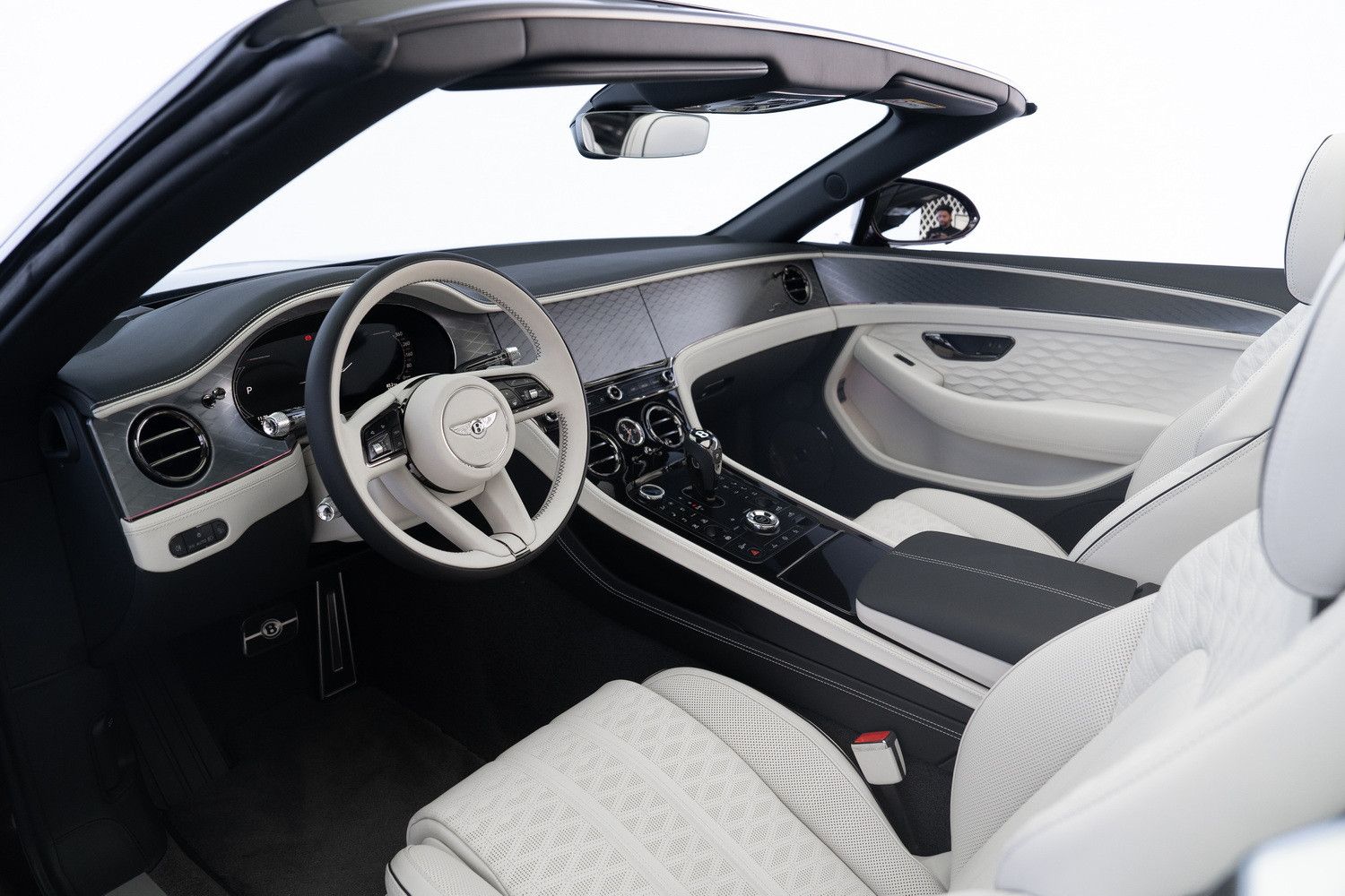 2025 بنتلي كونتيننتال GTC V8