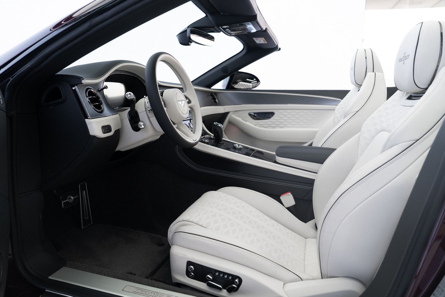 2025 بنتلي كونتيننتال GTC V8