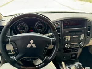 2014 ميتسوبيشي باجيرو GLX