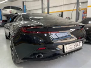 2017 استون مارتن دي بي ١١ Shadow Edition Volante