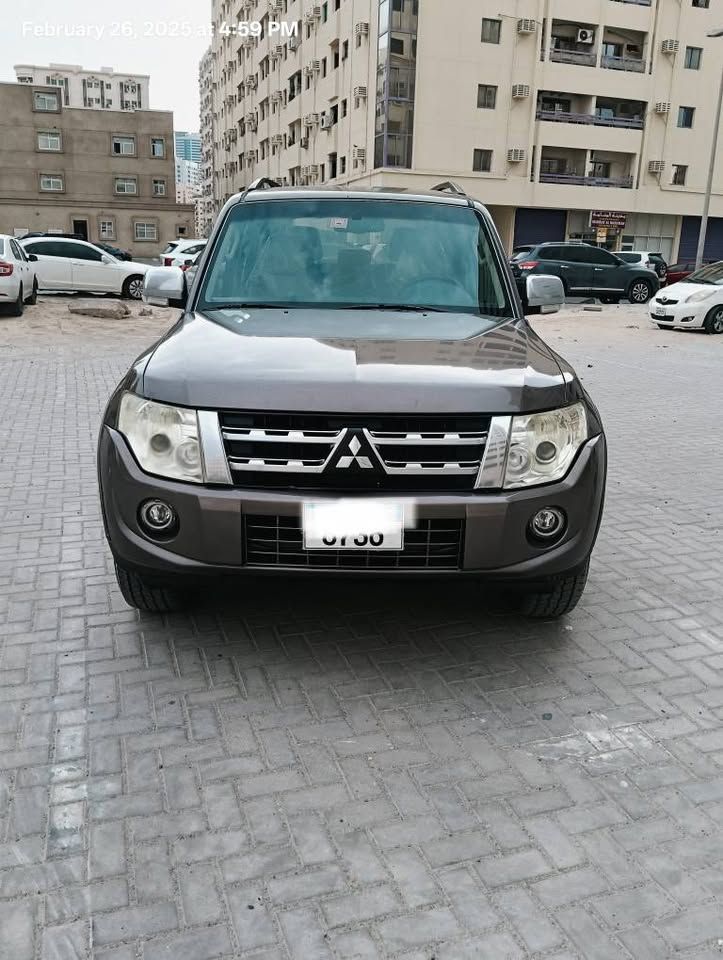 2012 ميتسوبيشي باجيرو Signature Edition