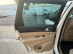 2015 جييب جراند شيروكي Laredo E