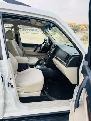 2014 ميتسوبيشي باجيرو GLS