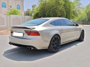 2011 اودي آي ٧ Standard