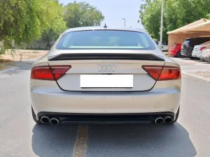 2011 اودي آي ٧ Standard