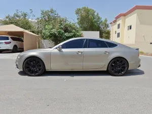 2011 اودي آي ٧ Standard