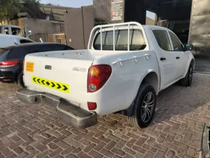 2011 ميتسوبيشي أل٢٠٠ single-cab