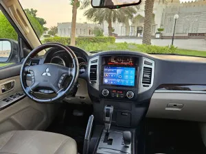 2015 ميتسوبيشي باجيرو GLS