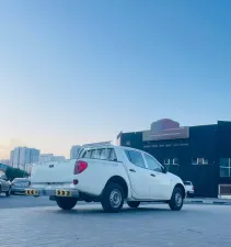 2013 ميتسوبيشي أل٢٠٠ double-cab