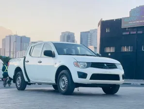 2013 ميتسوبيشي أل٢٠٠ double-cab