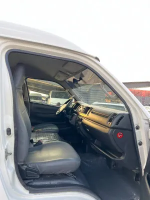 2015 تويوتا هياس Commuter